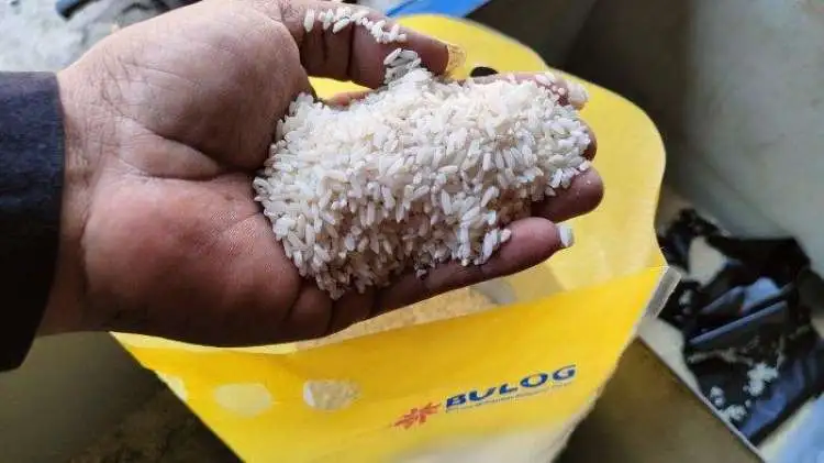 Dinas Perdagangan Kabupaten Bekasi menggelar operasi pasar beras murah untuk mensiasati harga beras yang masih tergolong tinggi.
