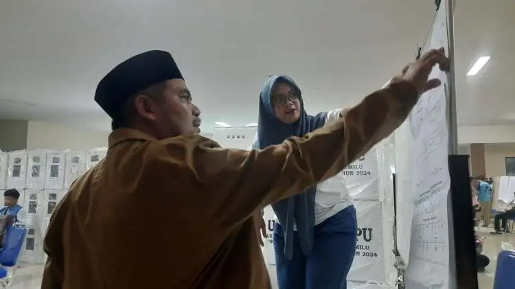 Camat Cikarang Selatan, Muhammad Said saat memantau proses pleno rekapitulasi hasil perolehan suara oleh PPK di aula kantor kecamatan, Sabtu (24/02) malam.