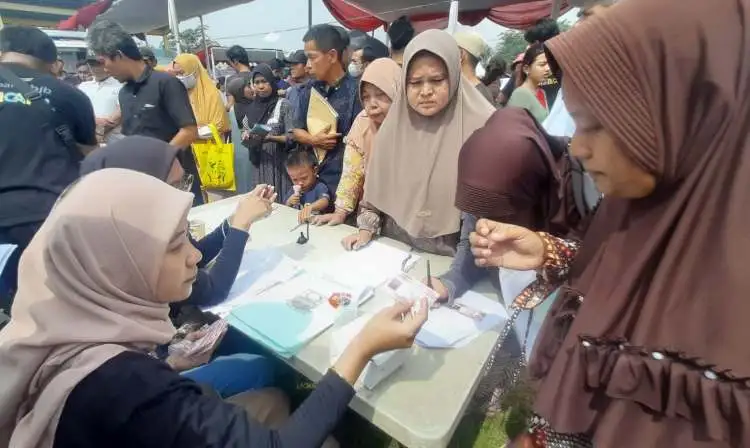 Gerai pembuatan Kartu Identitas Anak (KIA) Disdukcapil pada acara BOTRAM di Stadion Mini Kecamatan Cibarusah, Sabtu (24/02).