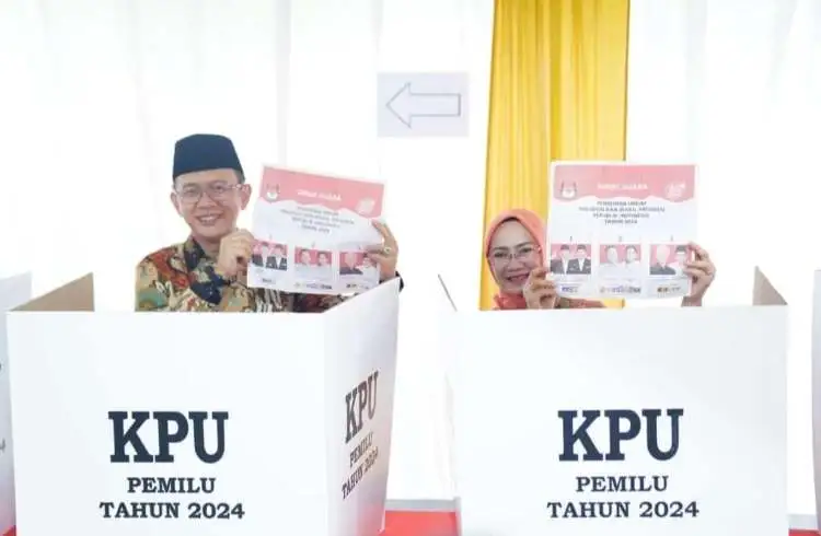 Pj Bupati Bekasi Dani Ramdan menggunakan hak pilihnya (mencoblos) pada Pemilu 2024 di Tempat Pemungutan Suara (TPS) 24 Desa Sukamahi, Kecamatan Cikarang Pusat, Kabupaten Bekasi, Rabu (14/02).