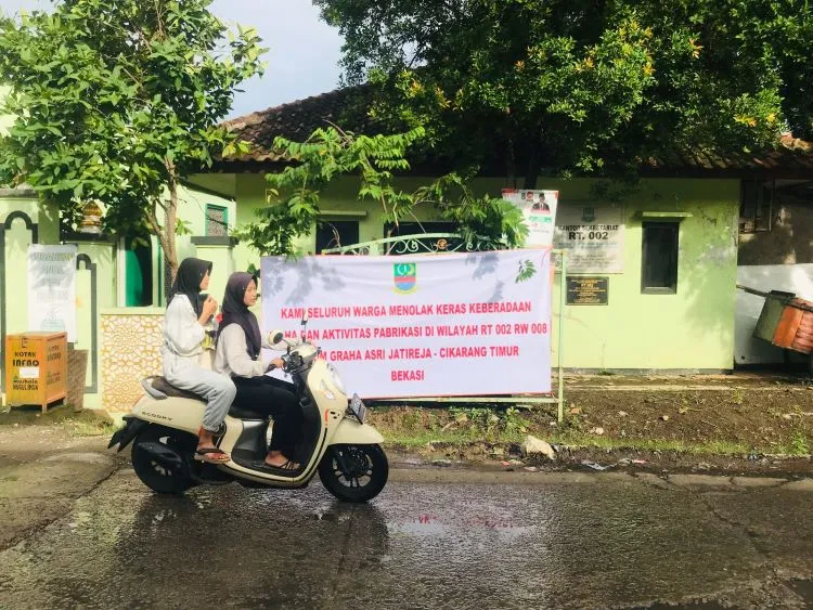 Warga di lingkungan RT 002 RW 008 Perumahan Graha Asri, Desa Jatireja, Kecamatan Cikarang Timur, Kabupaten Bekasi melakukan aksi protes atas aktivitas perbengkelkan yang ada di wilayahnya.