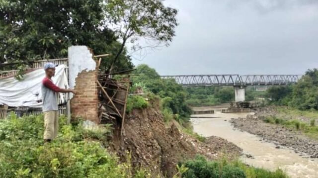 Dalam waktu dekat Pemerintah Kabupaten Bekasi akan menyalurkan bantuan sosial bagi warga yang rumahnya terdampak longsor sungai Cipamingkis di Kampung Cigoong, Desa Sirnajati, Kecamatan Cibarusah.