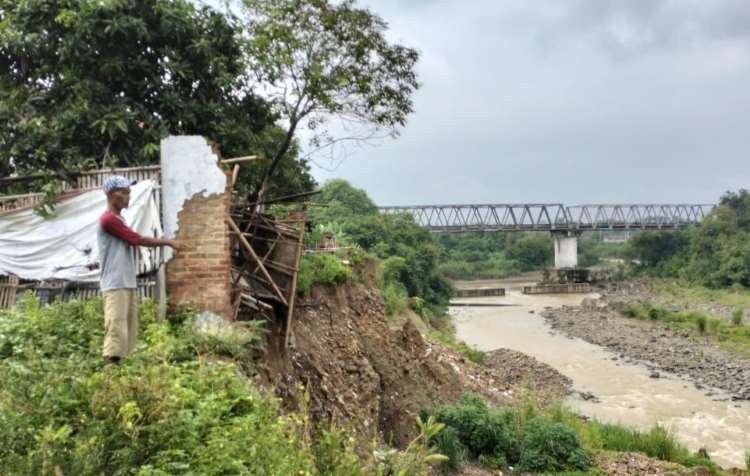 Dalam waktu dekat Pemerintah Kabupaten Bekasi akan menyalurkan bantuan sosial bagi warga yang rumahnya terdampak longsor sungai Cipamingkis di Kampung Cigoong, Desa Sirnajati, Kecamatan Cibarusah.