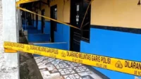 Seorang wanita muda ditemukan tewas di dalam rumah kontrakan di Kampung Kamurang RT 01 RW 01 Desa Cikedokan, Kecamatan Cikarang Barat, Kabupaten Bekasi pada Senin (12/02) pagi.