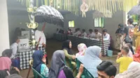 Nuansa adat istiadat kebudayaan Bali kental terlihat di Tempat Pemungutan Suara (TPS) 02 Desa Sukahurip, Kecamatan Sukatani.