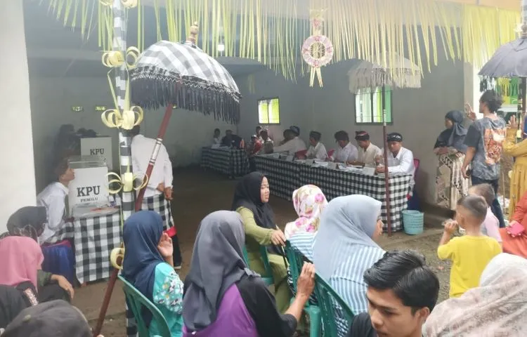 Nuansa adat istiadat kebudayaan Bali kental terlihat di Tempat Pemungutan Suara (TPS) 02 Desa Sukahurip, Kecamatan Sukatani.