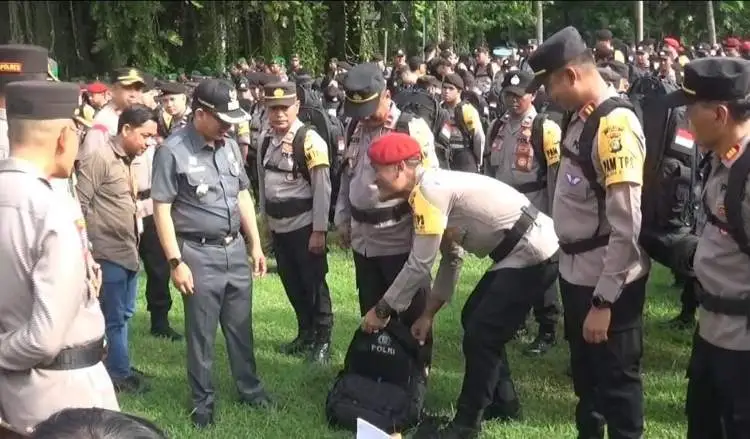 Polres Metro Bekasi menurunkan sedikitnya 1.752 personel untuk mengamankan TPS pada Pemilu 2024 di Kabupaten Bekasi