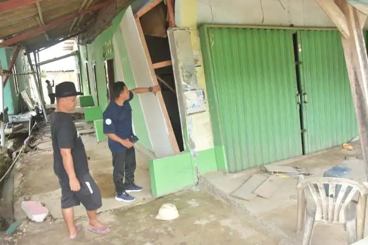 Belasan rumah dan kontrakan mengalami amblas dan retak imbas adanya pergerakan tanah di Kampung Legok Cariu RT 12 RW 06 Desa Sukamukti, Kecamatan Bojongmangu, Kabupaten Bekasi