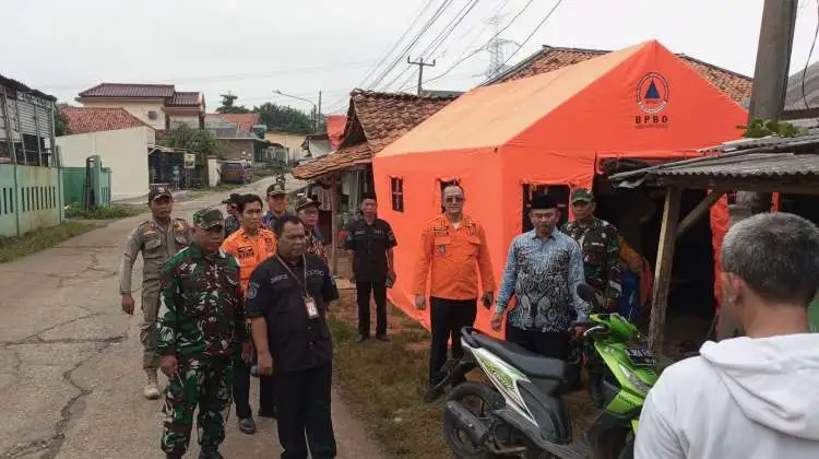 Badan Penanggulangan Bencana Daerah (BPBD) Kabupaten Bekasi mendirikan tenda darurat di Kampung Legok Cariu RT 12 RW 06 Desa Sukamukti, Kecamatan Bojongmangu, Kamis (29/02).