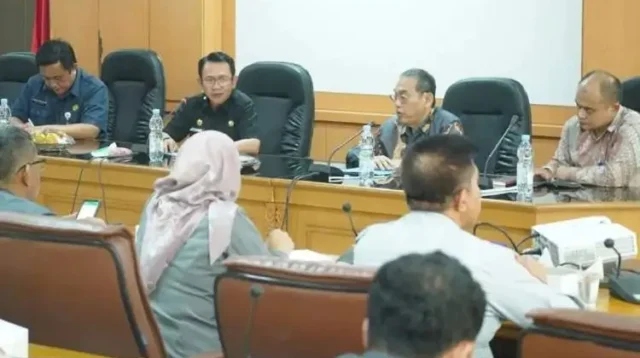 Entry meeting BPK RI dalam rangka pemeriksaan Laporan Keuangan Pemerintah Daerah (LKPD) Kabupaten Bekasi tahun anggaran 2023 di Ruang Rapat KH. Mamun Nawawi, Gedung Bupati Bekasi, Cikarang Pusat, Selasa (20/02).