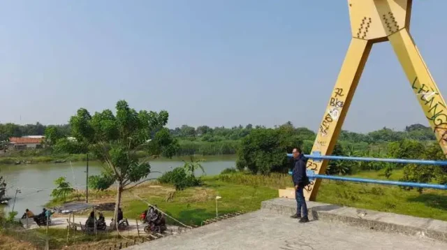Pemerintah Kabupaten Bekasi kembali melanjutkan pembangunan jembatan ‘buntung’ di Desa Pantai Bakti, Kecamatan Muaragembong
