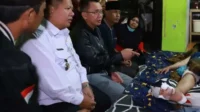 Penjabat Bupati Bekasi Dani Ramdan datang menjenguk Indah Yuniarty (26) yang mengalami luka serius di sekujur tubuhnya usai terseret sejauh kurang lebih 150 meter saat mempertahankan sepeda motor yang dibawa kabur maling di Wanasari, Cibitung.