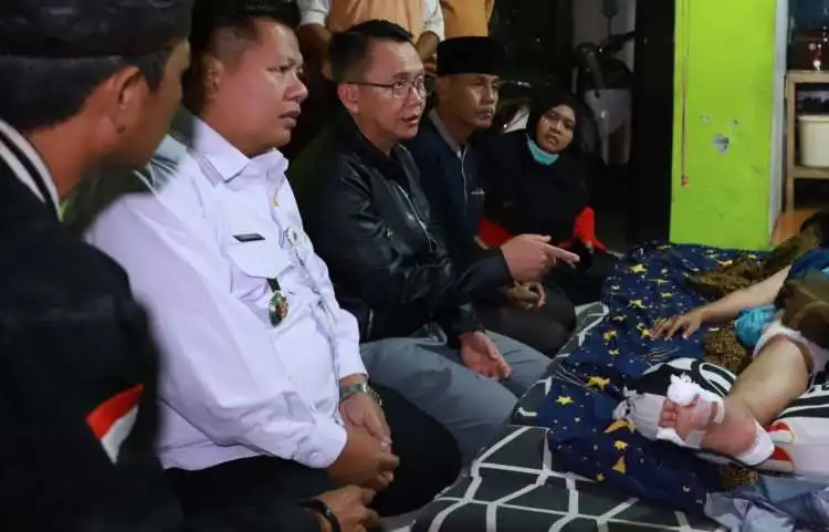Penjabat Bupati Bekasi Dani Ramdan datang menjenguk Indah Yuniarty (26) yang mengalami luka serius di sekujur tubuhnya usai terseret sejauh kurang lebih 150 meter saat mempertahankan sepeda motor yang dibawa kabur maling di Wanasari, Cibitung.