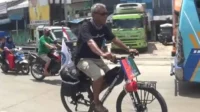 Melintas di Kabupaten Bekasi, pria paruh baya asal Cirebon rela mengayuh sepeda hingga ratusan kilometer untuk menghadiri kampanye akbar Anies - Muhaimin (AMIN) di Jakarta International Stadium (JIS) yang akan diselenggarakan pada Sabtu 10 Februari 2024 mendatang.