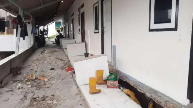 Rumah kontrakan Bapak Haji Arta di Kampung  Legok Cariu RT 12 RW 06 Desa Sukamukti, Kecamatan Bojongmangu yang amblas.