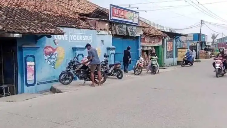 Aksi pencurian kendaraan bermotor ini terjadi di sebuah toko sembako yang berada di Jalan Raya Raya Srengseng Jaya, Desa Sukadarma, Kecamatan Sukatani, Kabupaten Bekasi, Minggu (25/02) siang.