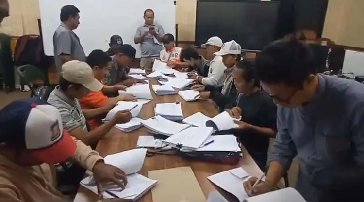 Penandatangan Berita Acara hasil pleno rekapitulasi perolehan suara di Kecamatan Bojongmangu, Sabtu (22/02) malam.