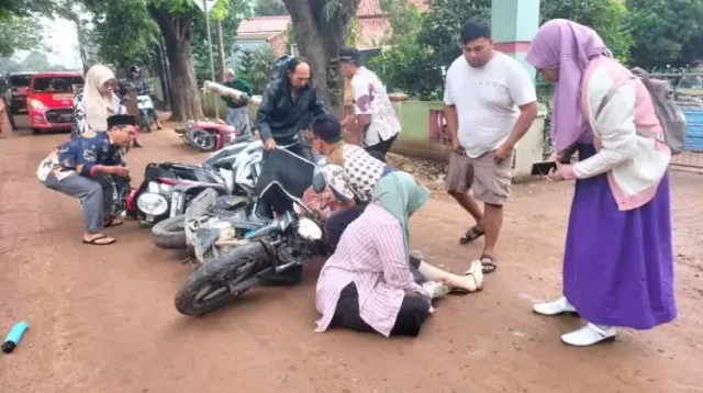 Sejumlah pengendara motor mengalami kecelakaan di Jalan KH Raden Ma’mun Nawawi, tepat di SDN 02 Sukaragam, Desa Sukaragam, Kecamatan Serang Baru, Kamis (29/02) pagi diduga akibat terpeleset ceceran tanah proyek tol Jakarta Cikampek II.