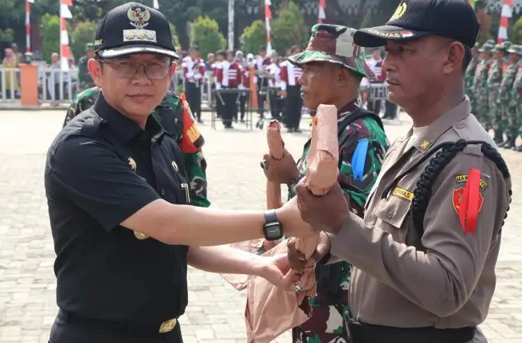 Pj Bupati Bekasi, Dani Ramdan secara resmi membuka kegiatan TNI Manunggal Membangun Desa (TMMD) ke-119 tahun 2024 yang digelar di Halaman Kantor Desa Karangmukti, Kecamatan Karangbahagia, pada Selasa (20/02).