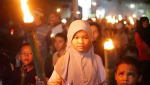 Warga Perumahan Griya Bekasi Permai 2 Desa Ciledug, Kecamatan Setu, Kabupaten Bekasi menyambut Ramadhan dengan menggelar pawai obor, Minggu (10/03) malam.