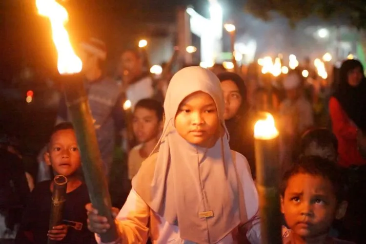 Warga Perumahan Griya Bekasi Permai 2 Desa Ciledug, Kecamatan Setu, Kabupaten Bekasi menyambut Ramadhan dengan menggelar pawai obor, Minggu (10/03) malam.