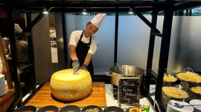 Live cooking stall Alfredo Grana Padana Pasta di yang dibuat secara langsung di atas dari tekstur Keju Grana Padana yang siap disantap dalam keadaan hangat sebagai pilihan menu berbuka puasa di Harper Cikarang