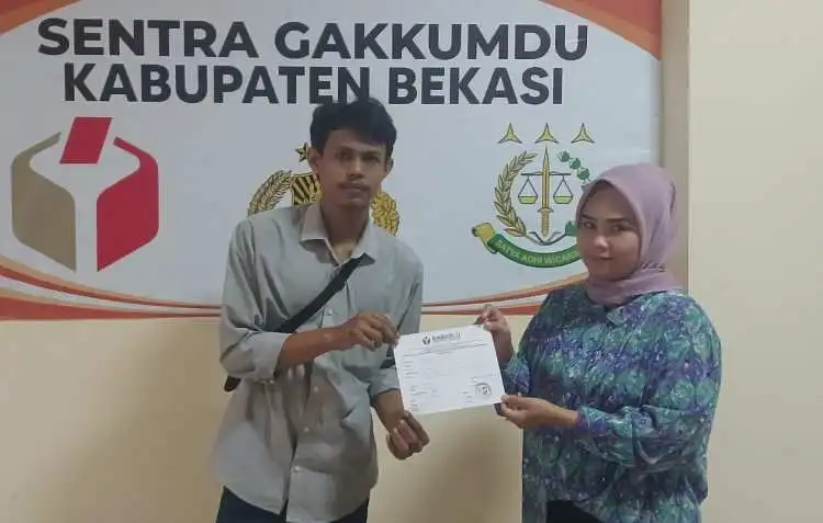 Aliansi Rakyat Menggungat melaporkan dugaan kecurangan penggelembungan suara yang dilakukan Panitia Pemilihan Kecamatan (PPK) Cibitung ke Bawaslu Kabupaten Bekasi.