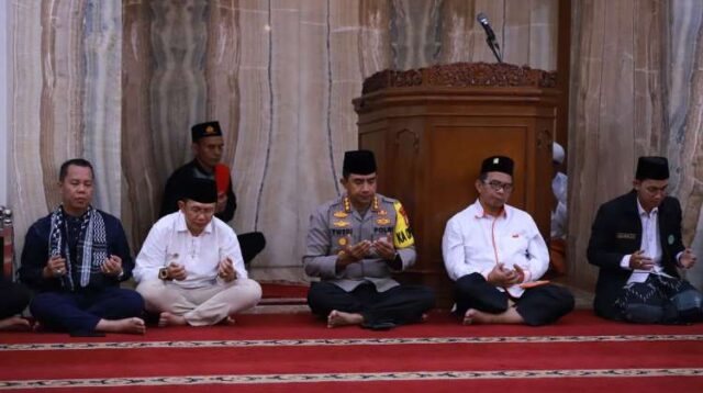 Penjabat Bupati Bekasi Dani Ramdan saat menghadiri acara Buka Puasa Bersama dan Santunan Yatim Piatu yang diselenggarakan Polres Metro Bekasi di Masjid Darul Amanah, Komplek Mapolres Metro Bekasi, Cikarang Utara, pada Selasa (19/03).