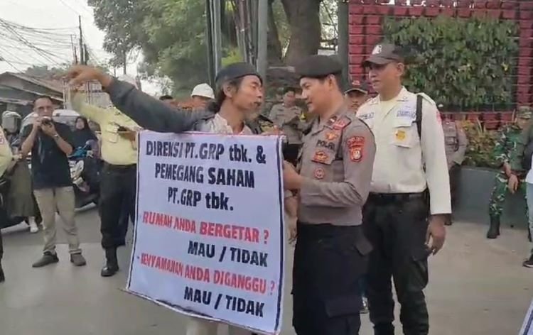 Warga Desa Sukadanau, Kecamatan Cikarang Barat, Kabupaten Bekasi kembali melakukan aksi damai di depan PT. Gunung Raja Paksi (GRP), Kamis (28/03).
