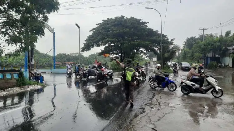 Tak ada rambu, perempatan Jembatan Biru - Jalan Inspeksi Kalimalang di Desa Wangunharja, Cikarang Utara, Kabupaten Bekasi rawan kecelakaan lalu lintas.