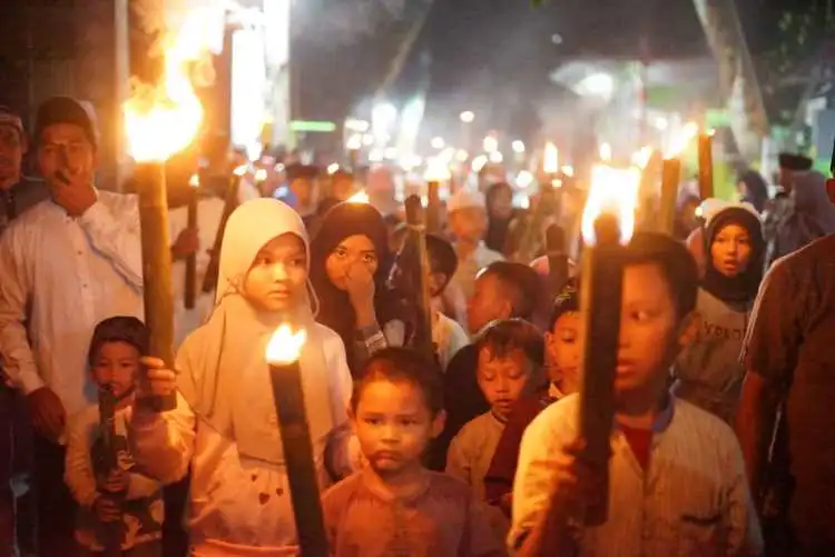 Warga Perumahan Griya Bekasi Permai 2 Desa Ciledug, Kecamatan Setu, Kabupaten Bekasi menyambut Ramadhan dengan menggelar pawai obor, Minggu (10/03) malam.