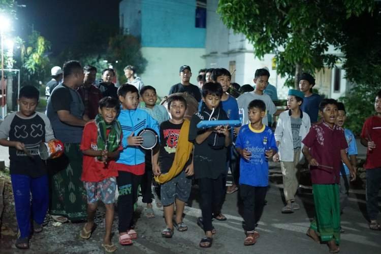 Cegah perang sarung, warga RW 14 Desa Ciledug, Kecamatan Setu, Kabupaten Bekasi memfasilitasi anak-anak maupun para remaja melakukan tradisi membangunkan sahur.