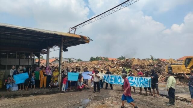 Puluhan warga Kelurahan Wanasari, Kecamatan Cibitung, Kabupaten Bekasi melakukan aksi unjuk rasa dengan memblokade akses masuk tempat pembuangan sampah di Pasar Induk Cibitung, Jum’at (29/03).