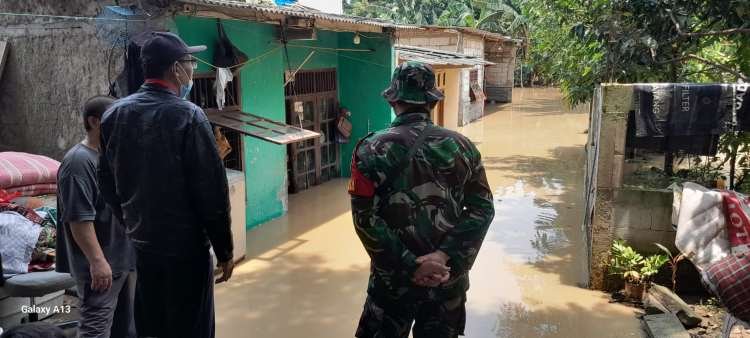 Kepala Desa Sriamur, Kecamatan Tambun Utara, Masdi turun langsung meninjau pemukiman warganya yang terdampak luapan Kali Bekasi, Minggu (24/03) siang.