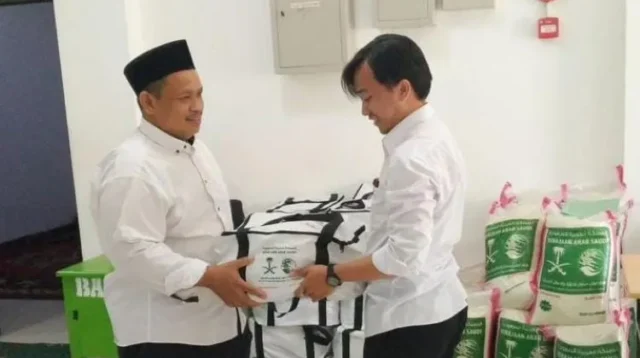 Baznas Kabupaten Bekasi mendistribusikan 175 paket sembako yang merupakan bantuan dari Raja Salman, Kerajaan Arab Saudi.