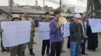 Sejumlah tokoh masyarakat di Kabupaten Bekasi bersama warga Desa Sukadanau, Kecamatan Cikarang Barat saat menggelar aksi damai di depan PT GRP, Kamis (21/03) lalu.