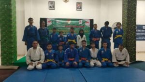 Sejumlah atlet Judo usia pelajar menggelar latihan di Dojo Judo 051 Wijayakarta, Desa Pasirsari, Kecamatan Cikarang Selatan, Kabupaten Bekasi. Meski dalam kondisi berpuasa di bulan suci Ramadhan, para atlet masih tetap semangat mengikuti latihan.