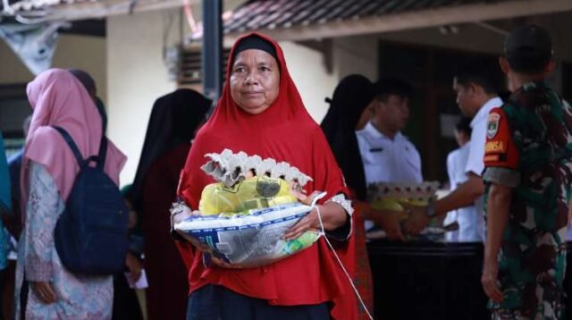 Warga Desa Sukasari, Kecamatan Serang Baru, Kabupaten Bekasi menyerbu kegiatan Gelar Pangan Murah yang digelar Pemkab Bekasi untuk membeli paket sembako murah, Rabu (27/03).