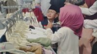 Penjabat (Pj) Bupati Bekasi Dani Ramdan mengajak ratusan anak yatim berbelanja baju lebaran di sebuah pusat perbelanjaan di Kabupaten Bekasi, Rabu (03/04). Kegiatan ini kegiatan ini dinisiasi Badan Amil Zakat Nasional (Baznas) Kabupaten Bekasi.