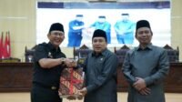 Pj Bupati Bekasi Dani Ramdan menyampaikan LKPJ Bupati Bekasi Tahun 2023 kepada Dewan Perwakilan Rakyat Daerah (DPRD) Kabupaten Bekasi
