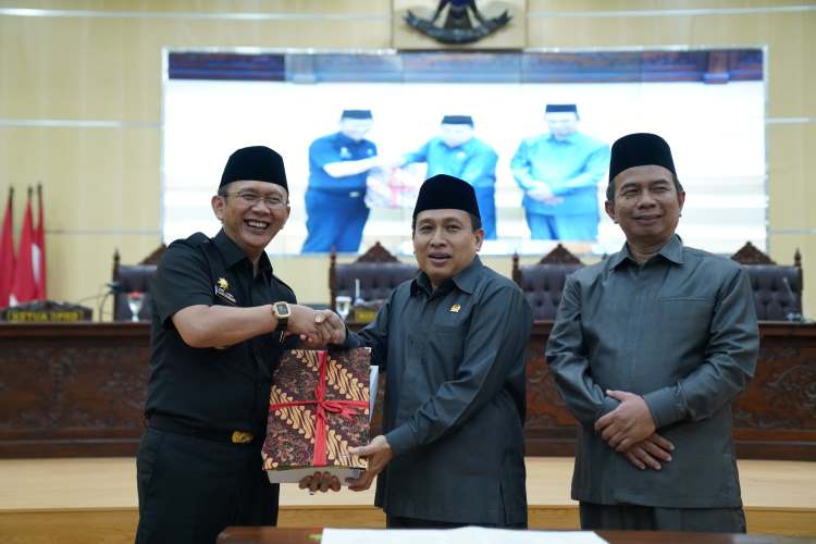 Pj Bupati Bekasi Dani Ramdan menyampaikan LKPJ Bupati Bekasi Tahun 2023 kepada Dewan Perwakilan Rakyat Daerah (DPRD) Kabupaten Bekasi