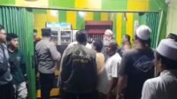 Warga menggeruduk kios penjual minuman keras (miras) di Kp. Tegal Gede, Desa Pasirsari, Kecamatan Cikarang Selatan, Senin (29/04) malam.