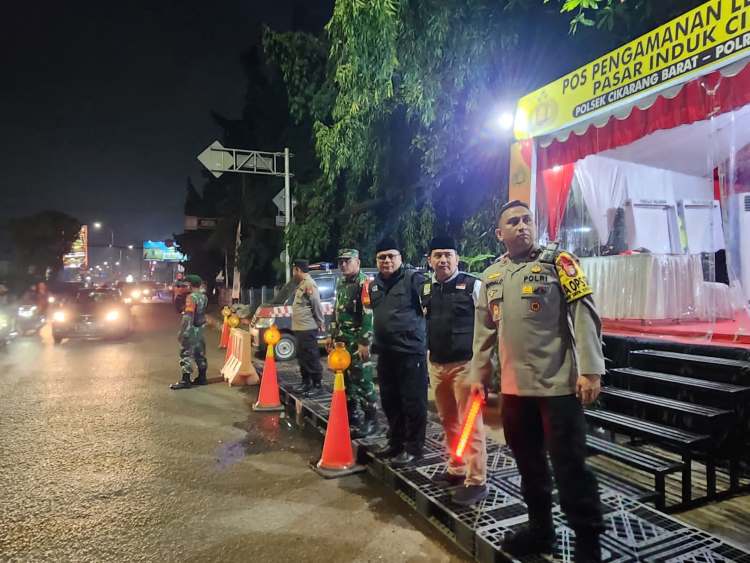 Camat Cikarang Barat, Lukman Hakim didampingi Camat Cibitung Encun Sunarto, Kapolsek Cikarang Barat Kompol Gurnald Patiran dan Danramil 05 Cibitung Mayor Arm Agus Sugianto saat melakukan patrol dan monitoring bersama malam perayaan Hari Raya Idul Fitri 1445 Hijiriah, Selasa (09/04).