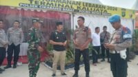 Camat Cikarang Barat Lukman Hakim saat melakukan monitoring arus mudik di Pos Pengamanan Lebaran 2024 di Terminal Kalijaya, Cikarang Barat, Kabupaten Bekasi, Minggu (07/04).