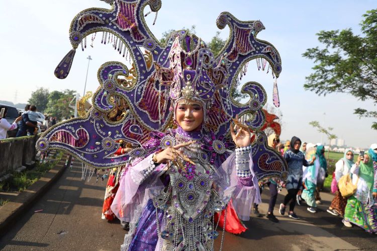 Pawai Taaruf mengawali pembukaan acara Musabaqah Tilawatil Quran (MTQ) ke-38 tingkat Provinsi Jawa Barat 2024 di Kabupaten Bekasi, Sabtu (28/04) pagi. Kegiatan yang dipusatkan di area Central Park Meikarta ini diikuti seluruh kafilah dari 27 Kabupaten/Kota se-Jawa Barat dengan menampilkan berbagai keunikan seni budaya daerahnya masing-masing.