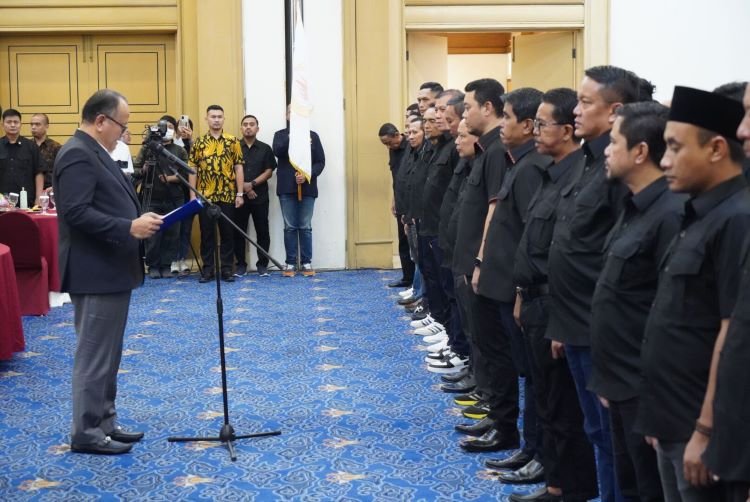 Ketua Umum KONI Jawa Barat saat melantik pengurus KONI Kabupaten Bekasi periode 2023-2027, Jumat (26/04). Menurut Budiana, sebagai juara umum Porprov 2022, Kabupaten Bekasi menjadi salah satu daerah yang menjadi tumpuan Jawa Barat pada  PON XXI Aceh-Sumatera Utara 2024.