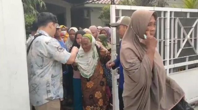 Ratusan warga yang didominasi ibu rumah tangga dan anak-anak di Cikarang Selatan Kabupaten Bekasi rela berdesakan mengantre pembagian infaq, Jum'at (05/04) siang.