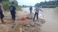 Mayat seorang pria ditemukan warga mengapung di aliran sungai Citarum, Desa Lenggahjaya, Kecamatan Cabangbungin, Kabupaten Bekasi, Selasa (30/04).