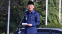 Pj Bupati Dani Ramdan saat memimpin apel pagi perdana pasca libur lebaran 2024 di lingkungan Pemkab Bekasi, Selasa (16/04).