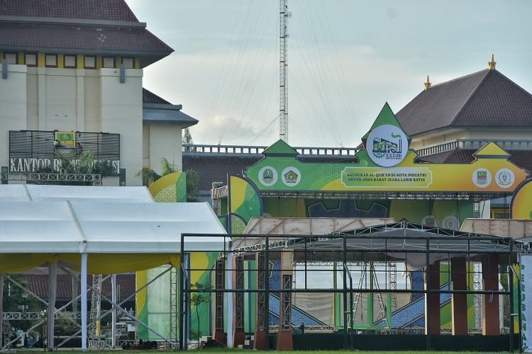 Sebuah panggung raksasa telah didirikan di Plaza Pemkab Bekasi untuk menggelar upacara pembukaan dan penutupan MTQ ke 38 Tingkat Jawa Barat.